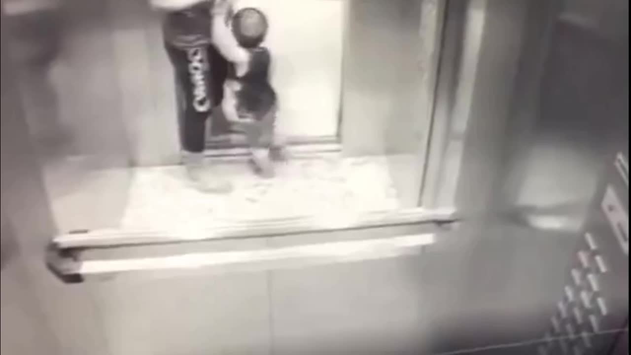 Mới- nóng - Clip: Chó Bull điên cuồng lao vào thang máy, tấn công bé trai 18 tháng