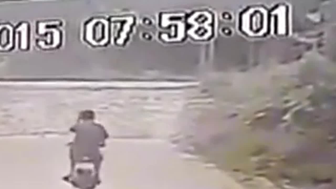 Mới- nóng - Clip: Cố vượt đường ray, người đàn ông vứt xe máy bỏ chạy và cái kết