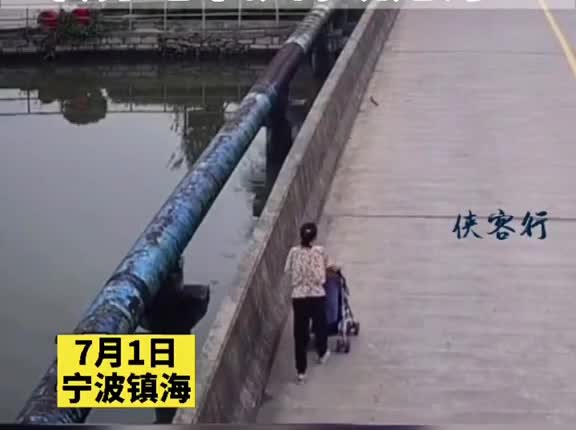 Mới- nóng - Clip: Sốc cảnh mẹ bỏ mặc con lên cầu rồi dứt khoát nhảy sông tự tử