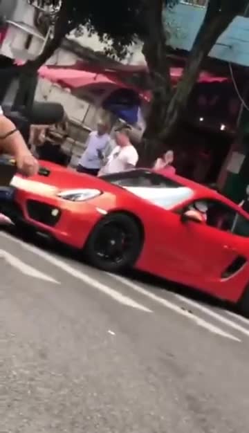 Mới- nóng - Clip: Hung hăng đánh người, nữ tài xế đi Porsche bị tát 'lật mặt'