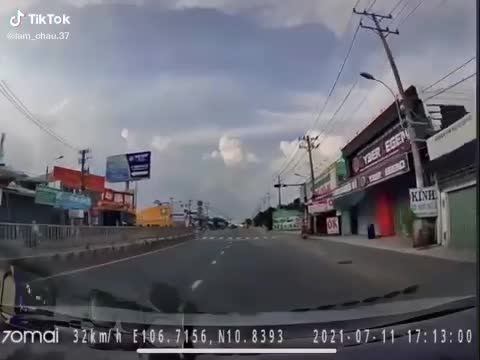 Mới- nóng - Clip: Chạy xe kiểu 'tự sát', người đàn ông lao thẳng vào đầu ô tô