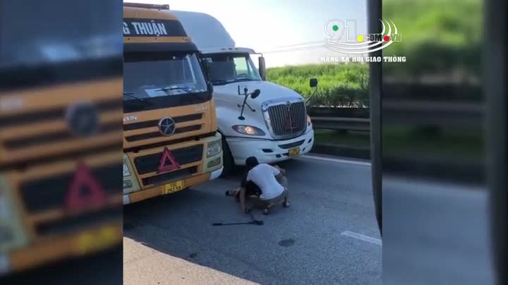 Mới- nóng - Clip: Hai tài xế dừng xe, lao vào đánh nhau ngay giữa đường quốc lộ