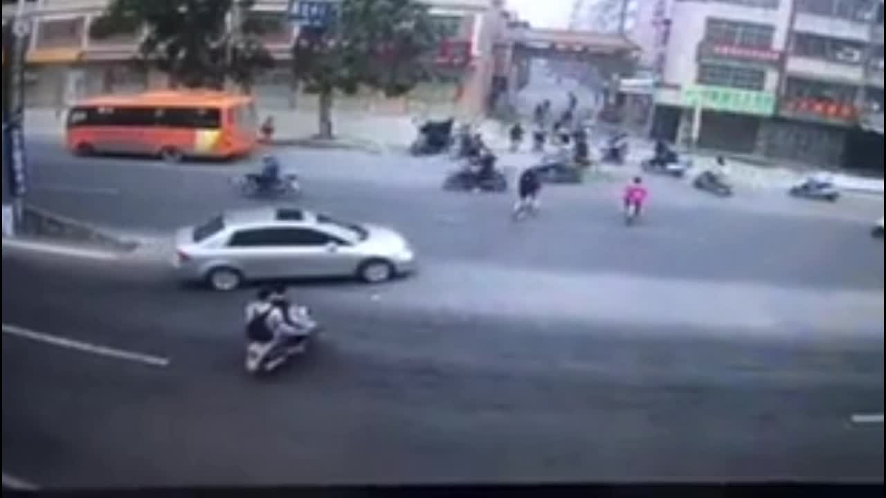 Mới- nóng - Clip: Văng xuống đường sau va chạm, nam thanh niên bị xe tải đè trúng