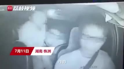 Mới- nóng - Clip: Khuyên khách đừng đánh bạn gái, tài xế taxi lĩnh 12 cú tát