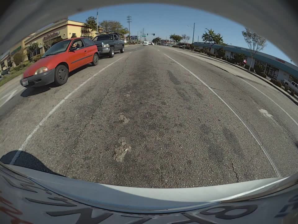Mới- nóng - Clip: Lao tới đạp ô tô người khác, nữ tài xế bị đấm vỡ kính chắn gió