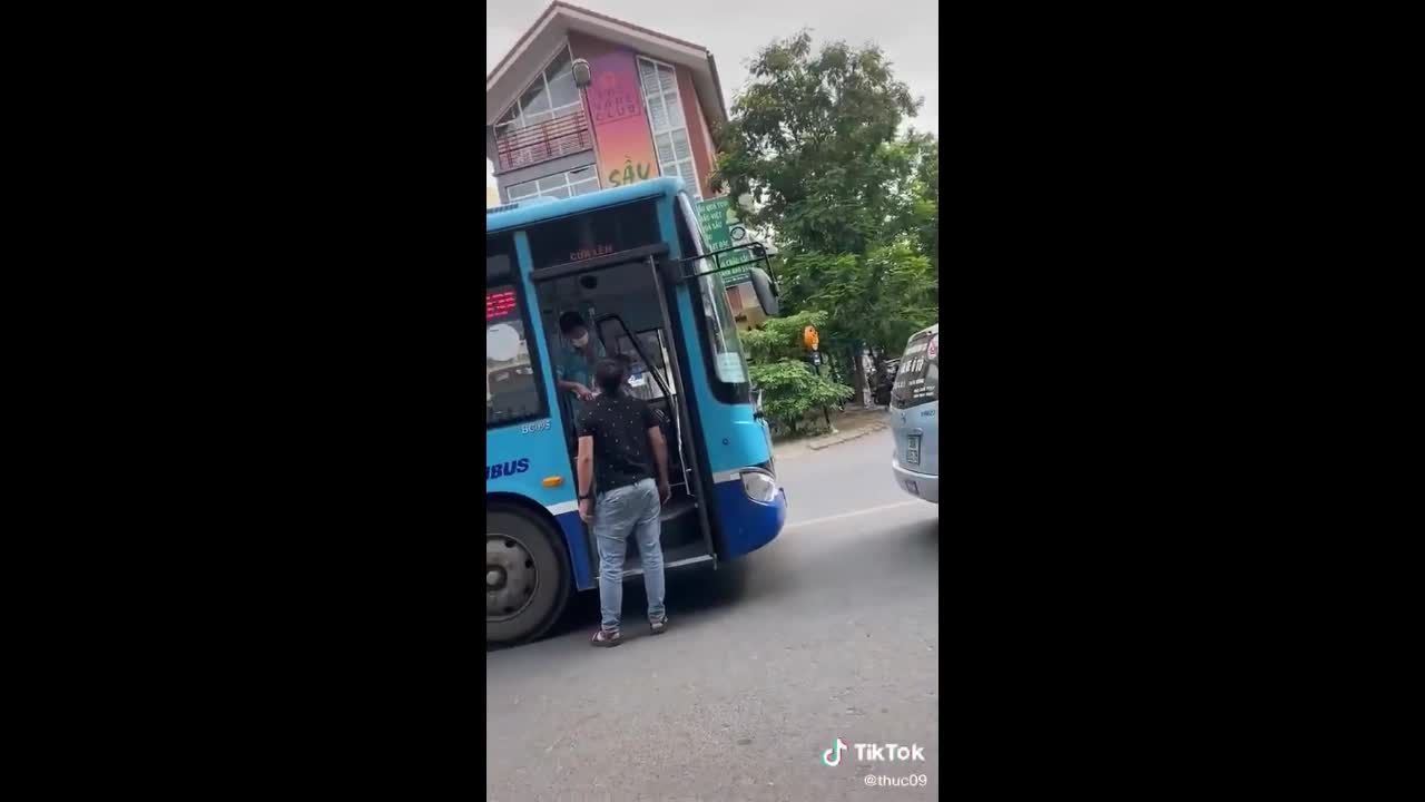 Mới- nóng - Clip: Người đàn ông cầm dao uy hiếp phụ xe buýt giữa phố Hà Nội