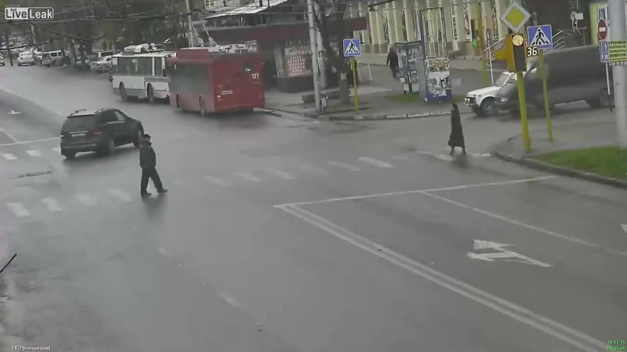 Mới- nóng - Clip: Đi bộ qua đường, người phụ nữ bị ô tô chèn 2 lần lên người