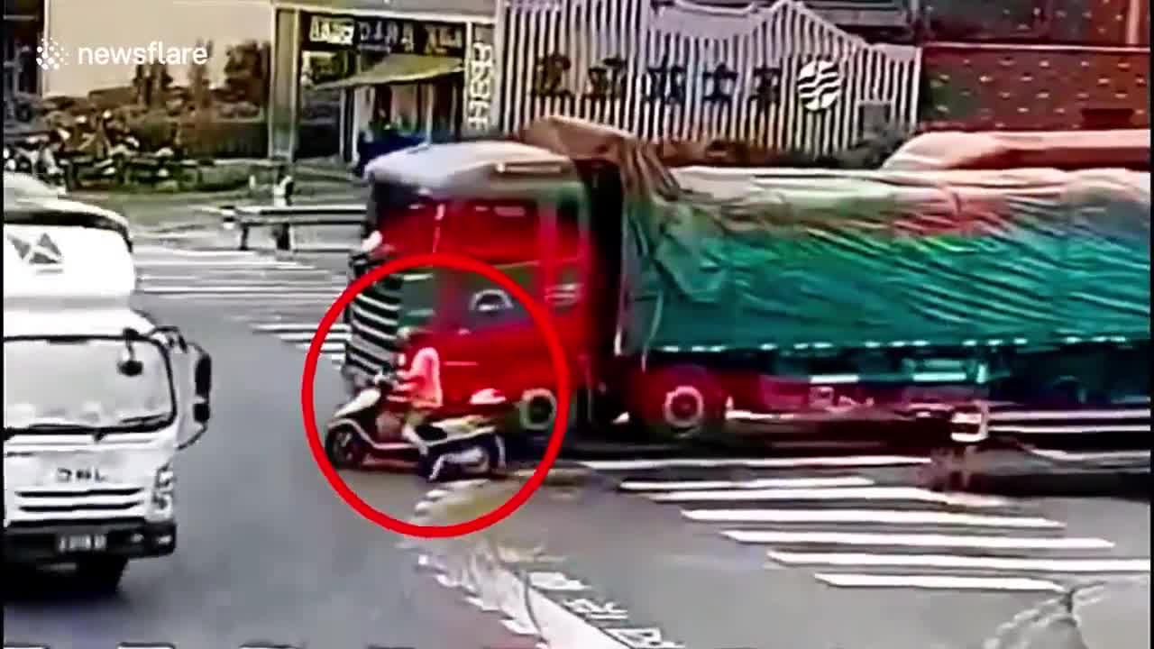 Mới- nóng - Clip: Cảnh sát chặn đầu xe tải để cứu mạng người đàn ông đi xe máy