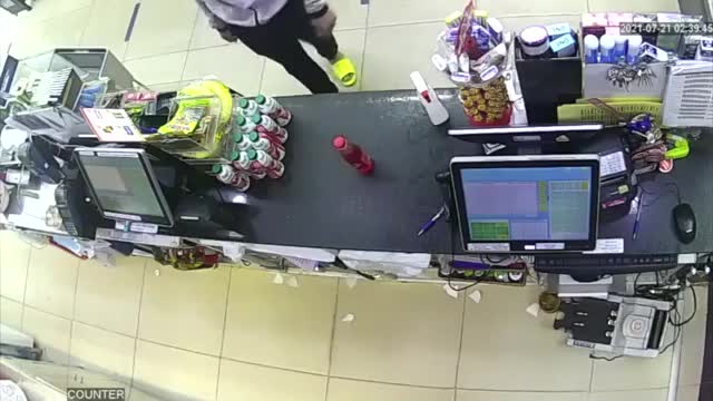 Mới- nóng - Clip: Vờ mua hàng, gã đàn ông kề dao vào cổ nữ nhân viên rồi cướp tiền