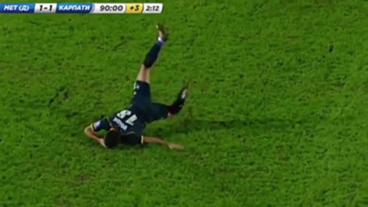 Giải trí - Clip: Cầu thủ nằm giãy dụa trên sân để ăn vạ và cái kết hài hước