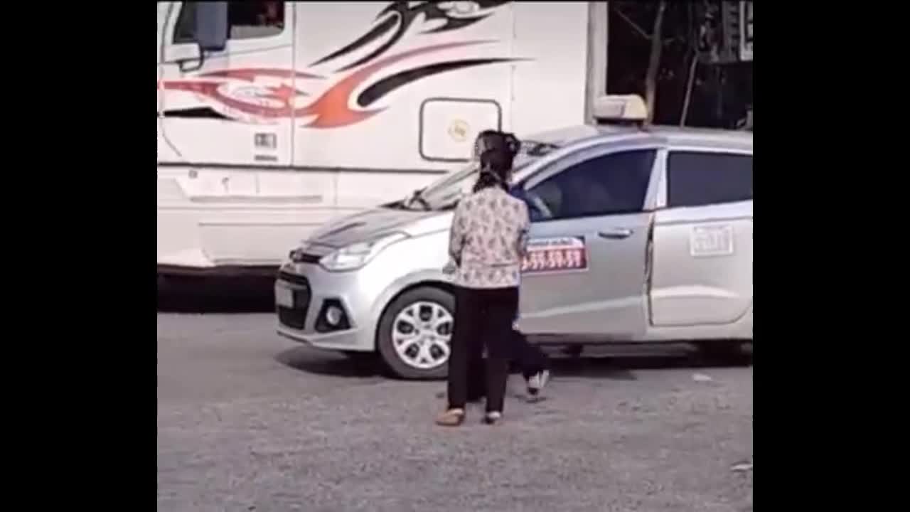 Mới- nóng - Clip: Người phụ nữ đá dép rồi 'đi đường quyền' ngay trước mặt CSGT