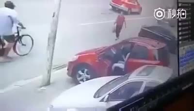 Mới- nóng - Clip: Thò chân ra ngoài giữ ô tô đang trôi, nữ tài xế bị gãy gập chân