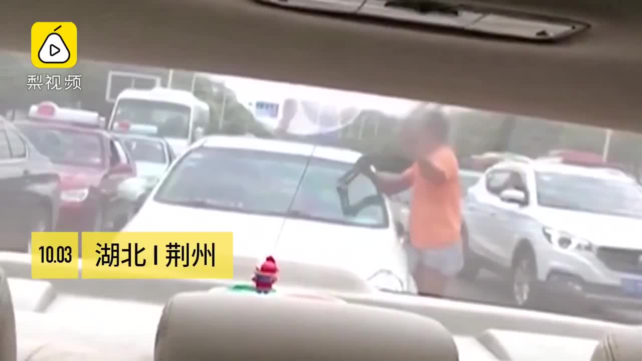 Mới- nóng - Clip: Không trả tiền lau kính, nữ tài xế bị gã đàn ông đánh giữa phố