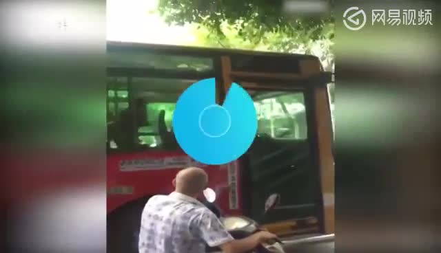 Mới- nóng - Clip: Va chạm, nữ tài xế trèo lên xe buýt túm áo đánh lái xe
