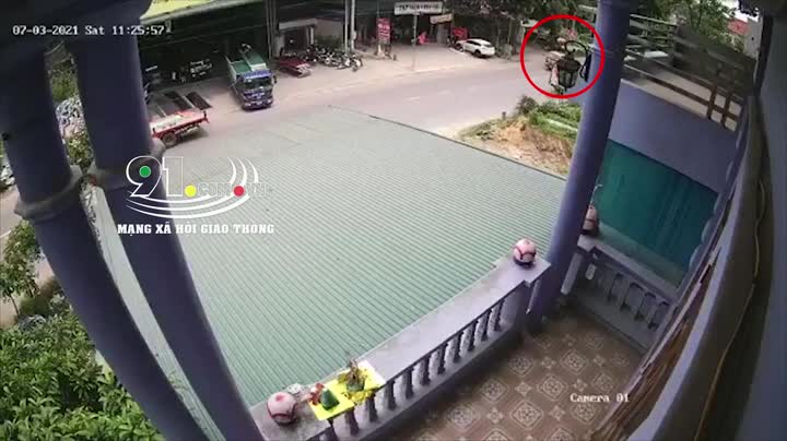 Mới- nóng - Clip: Kinh hoàng cảnh xe tải tông vào ô tô đang dừng đỗ ở Phú Thọ