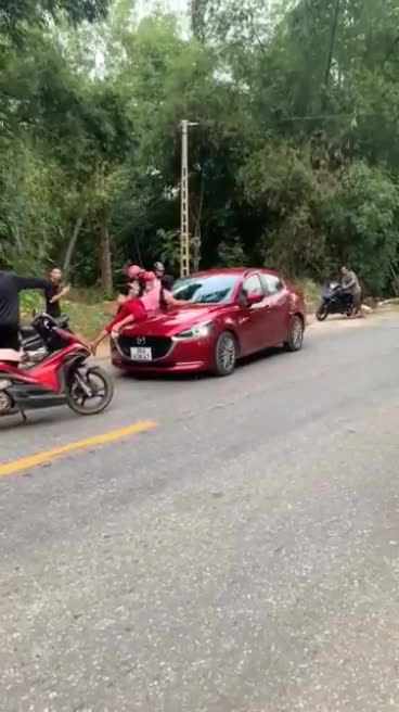 An ninh - Hình sự - Xôn xao clip người phụ nữ nằm trên nắp ca pô, tài xế vẫn lái xe bỏ chạy