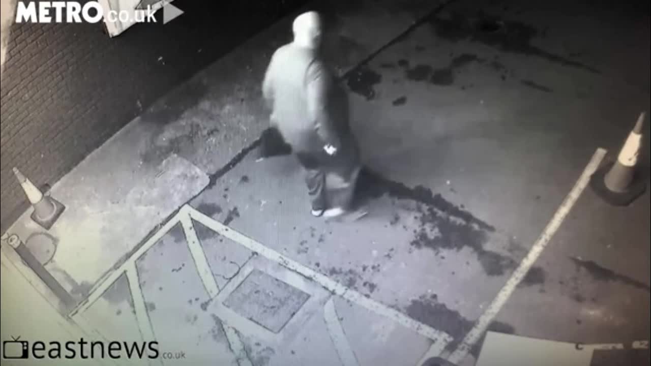 Mới- nóng - Clip: Bị cướp uy hiếp, người đàn ông vứt đồng hồ Rolex lên mái nhà