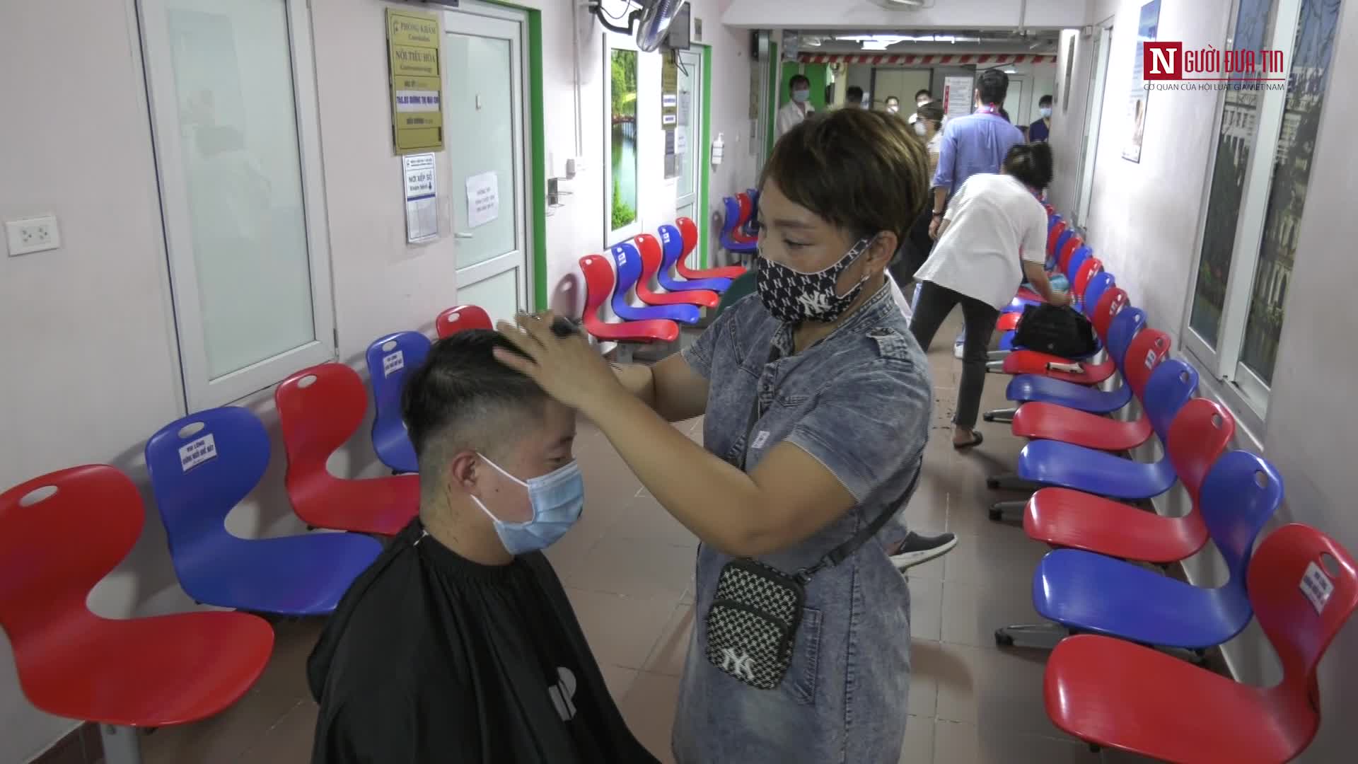 Dân sinh - 11 'tay kéo' cắt tóc miễn phí cho y, bác sĩ lên đường chống dịch