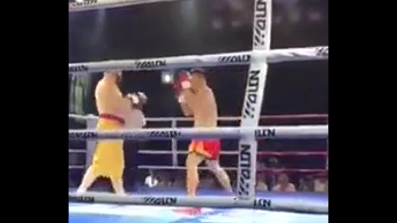Giải trí - Clip: Chưa kịp ra đòn, cao thủ Võ Lâm bị võ sĩ MMA nghiệp dư đấm gục