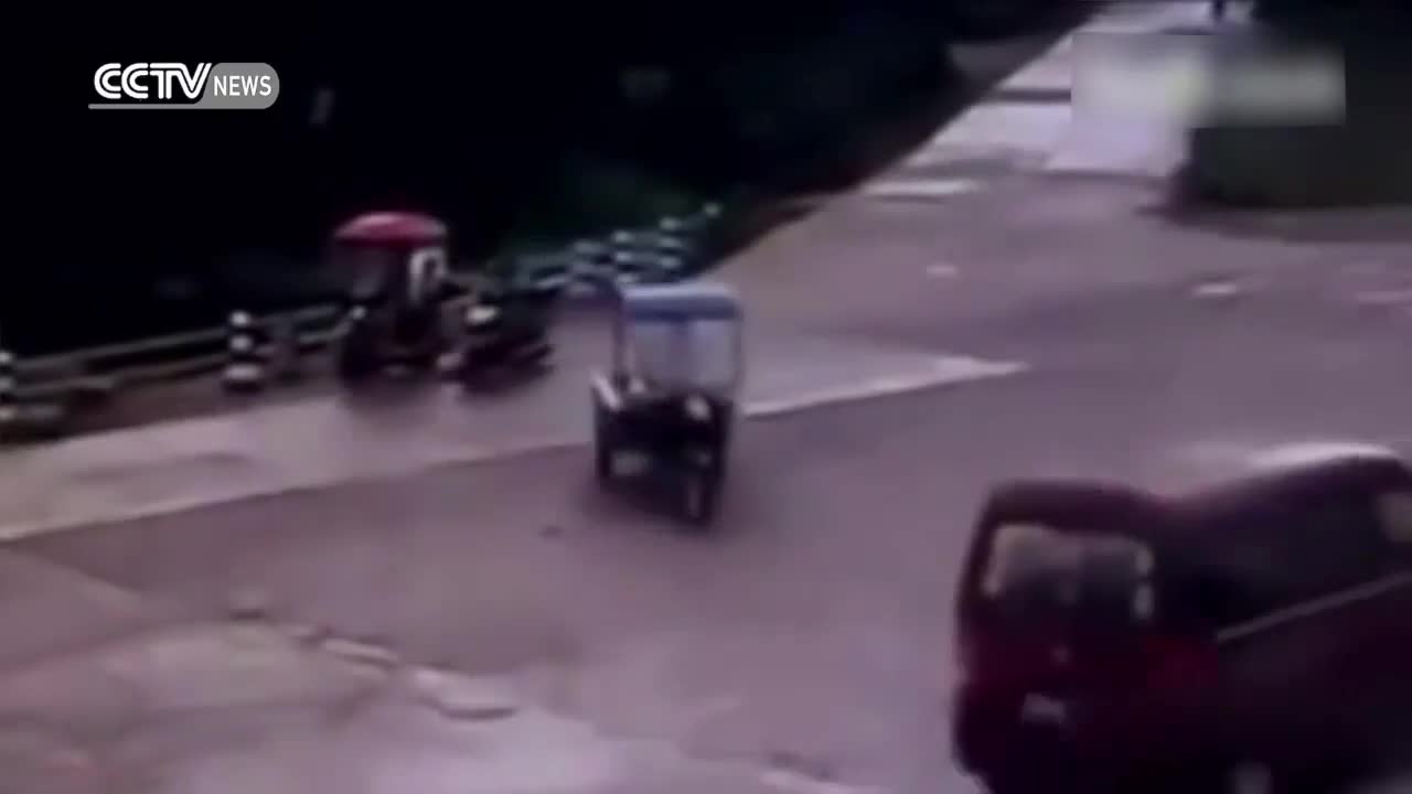 Mới- nóng - Clip: Phản ứng cực nhanh, nữ tài xế thoát cú tông trực diện của xe tải