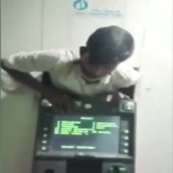 An ninh - Hình sự - Clip: Chui vào cây ATM trộm tiền, người đàn ông mắc kẹt trong tường