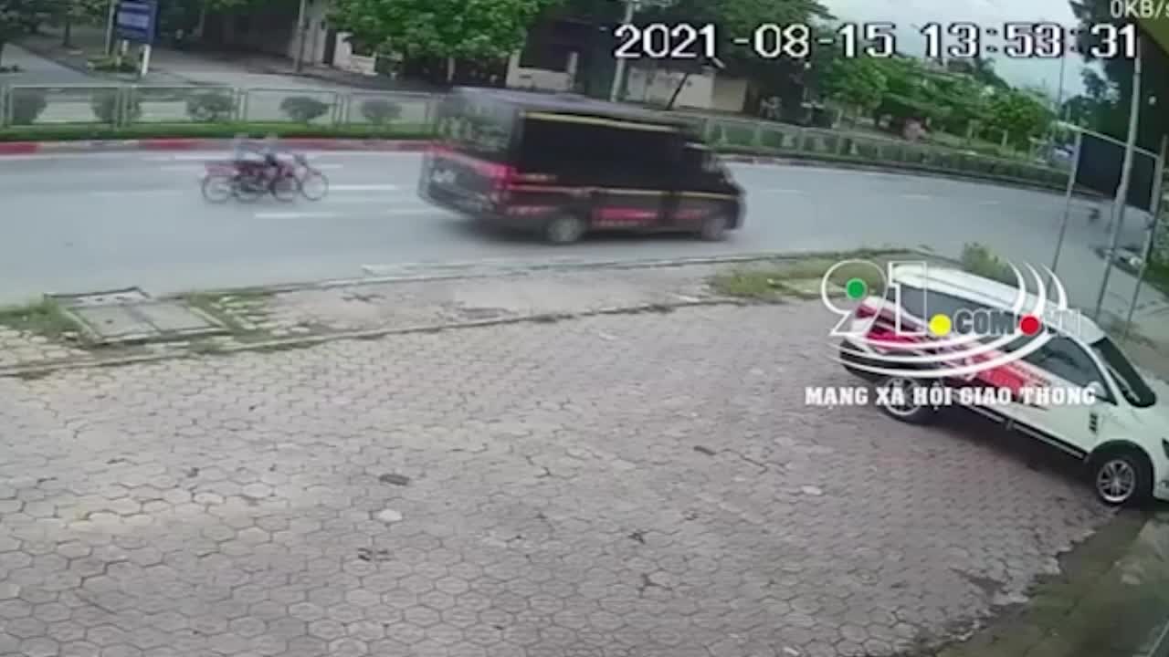 Mới- nóng - Clip: Phóng nhanh, 2 thanh niên tông vào đuôi xe khách ở Quảng Ninh