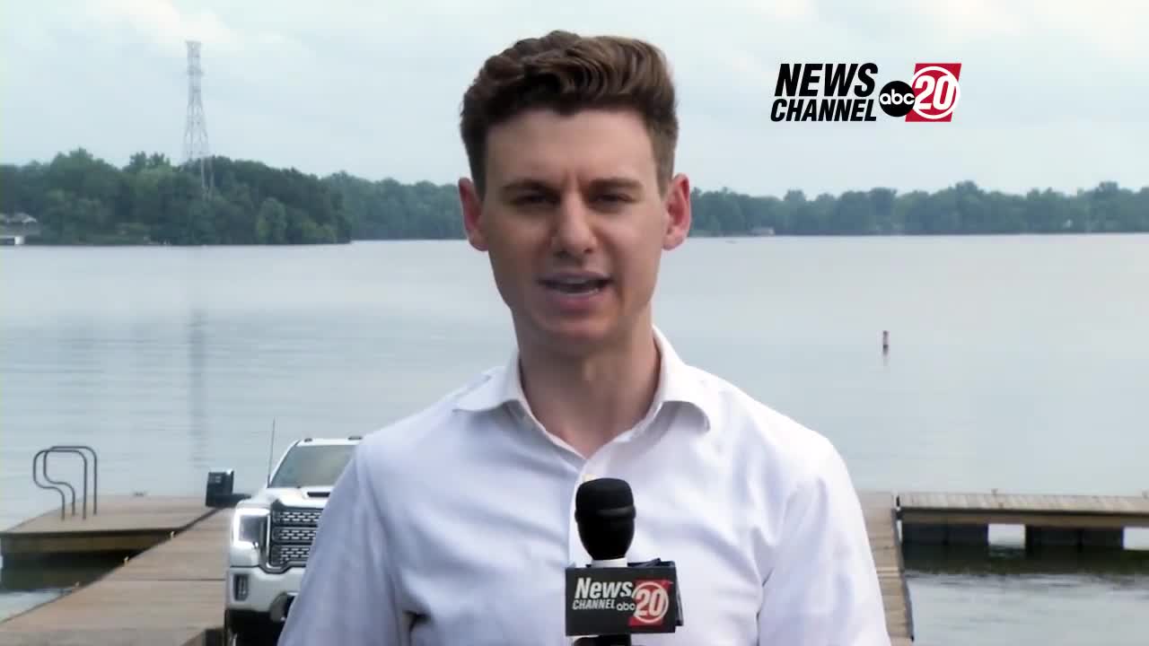 Mới- nóng - Clip: Đang dẫn bản tin, phóng viên ghi được cảnh ô tô chìm xuống hồ