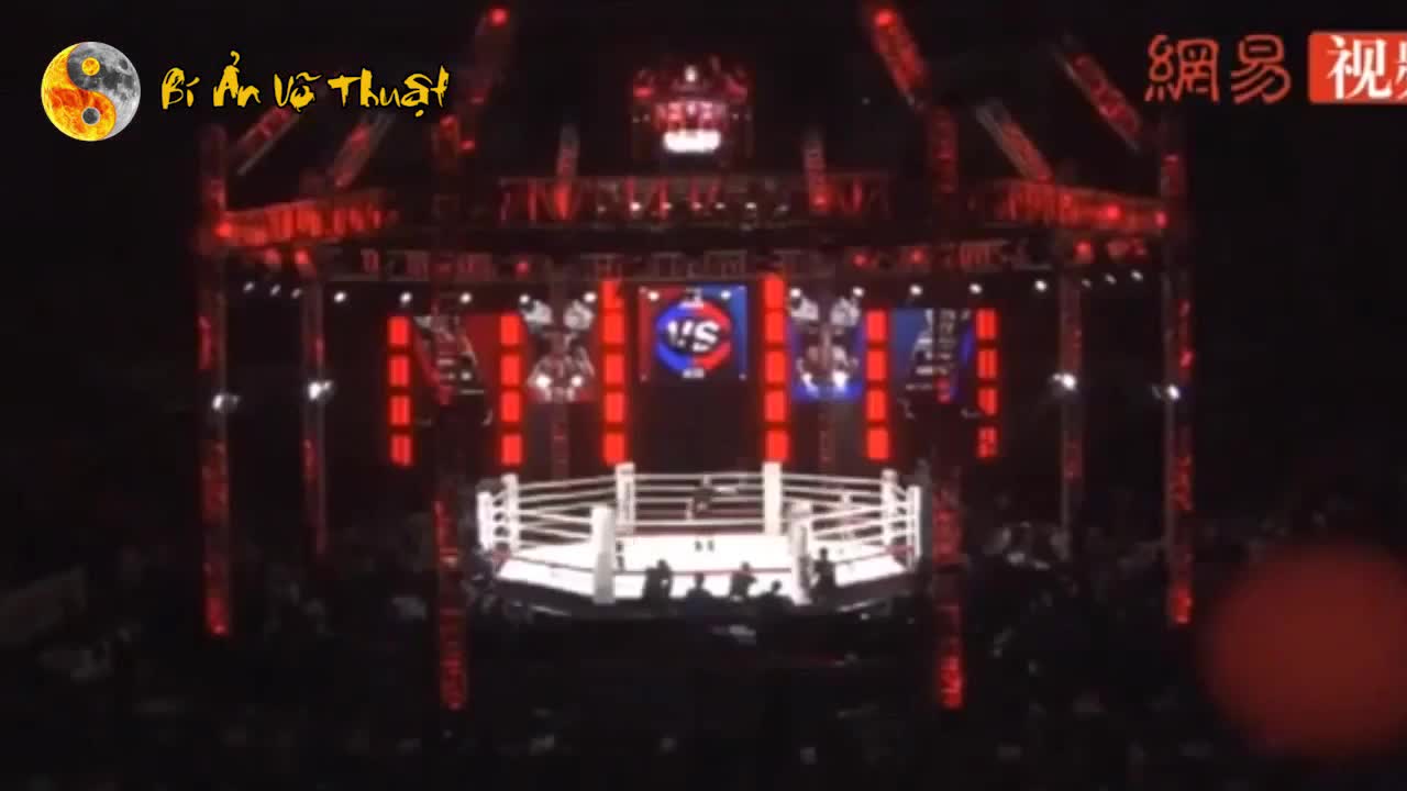 Giải trí - Clip: Cao thủ Vịnh Xuân hạ gục võ sĩ Muay Thái trong 13 giây