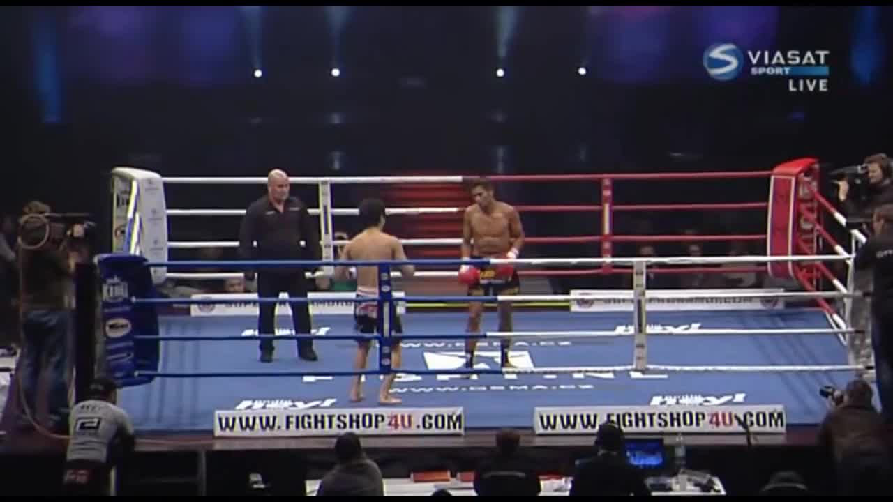Giải trí - Clip: Cao thủ MMA hạ knock out võ sĩ Muay Thái bằng cú lừa ngoạn mục