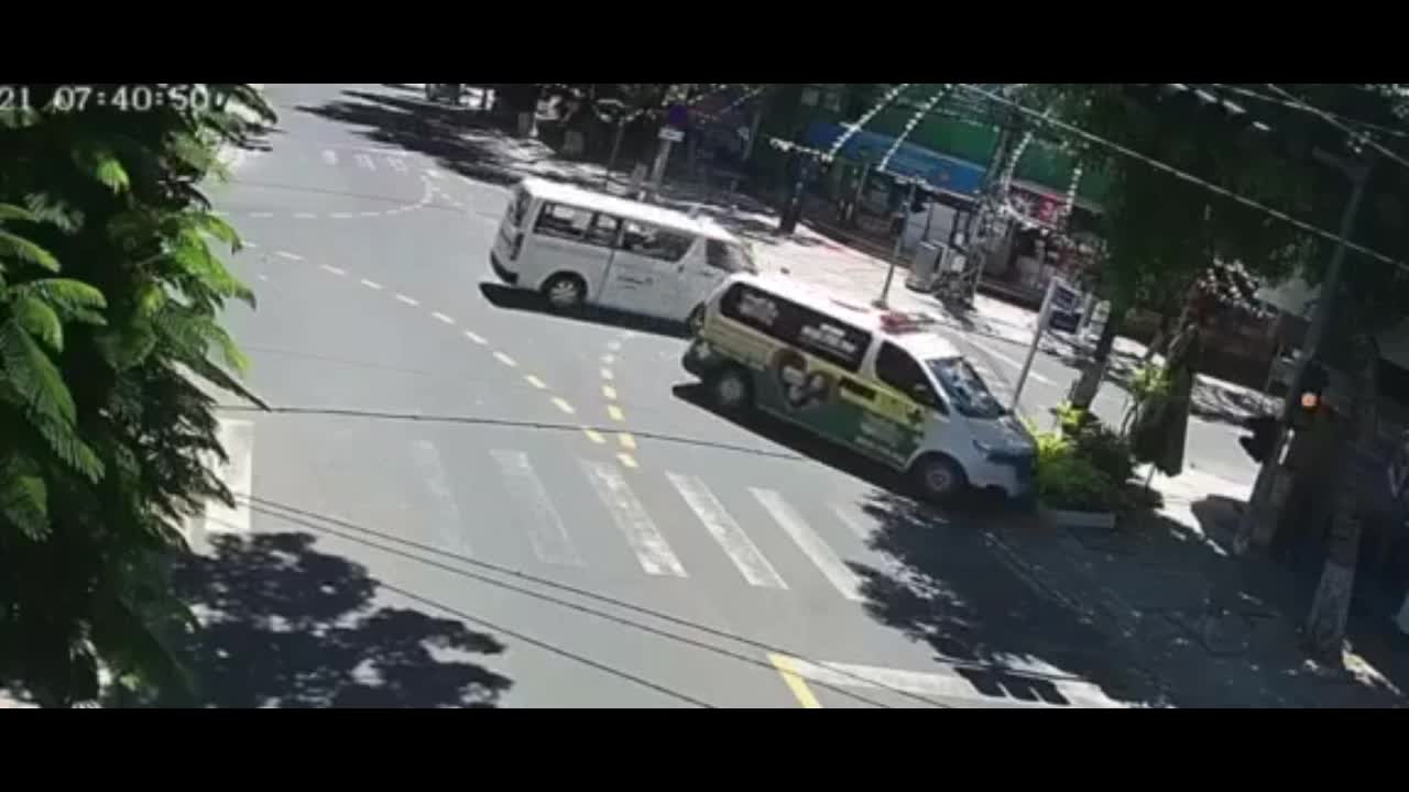 Mới- nóng - Clip: Khoảnh khắc 2 xe cứu thương va chạm ở Đà Nẵng