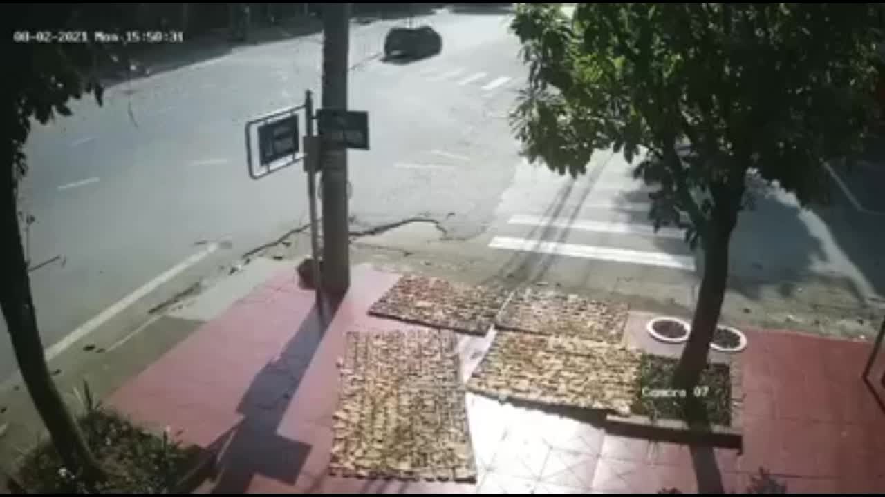 Mới- nóng - Clip: Đạp xe sang đường, người đàn ông bị tông văng 5 mét