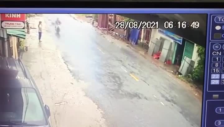 Mới- nóng - Clip: Chó bất ngờ 'quay đầu' khiến người đàn ông đi xe máy gặp họa