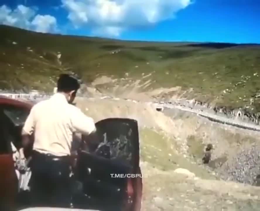 Mới- nóng - Clip: Quên kéo phanh tay, tài xế khiến ô tô trôi xuống dốc núi