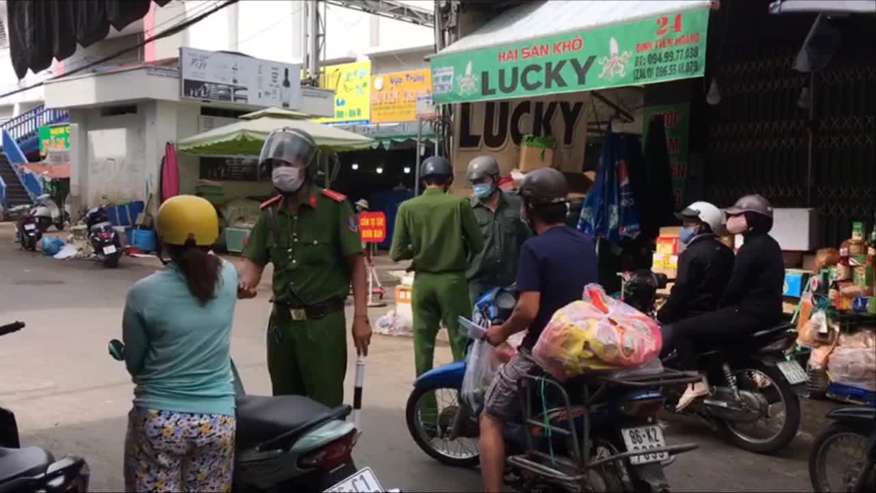 Sự kiện - Bình Thuận: Lực lượng tuần tra lưu động xử phạt các trường hợp ra đường không cần thiết