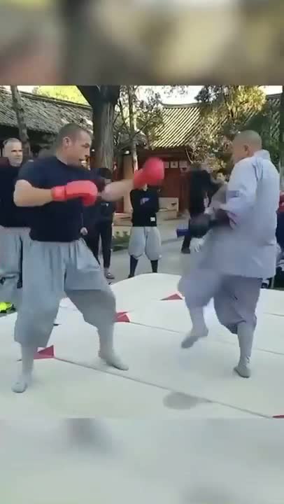 Giải trí - Clip: Cao thủ Thiếu Lâm tung cú đá nhanh như chớp, hạ gục võ sĩ MMA