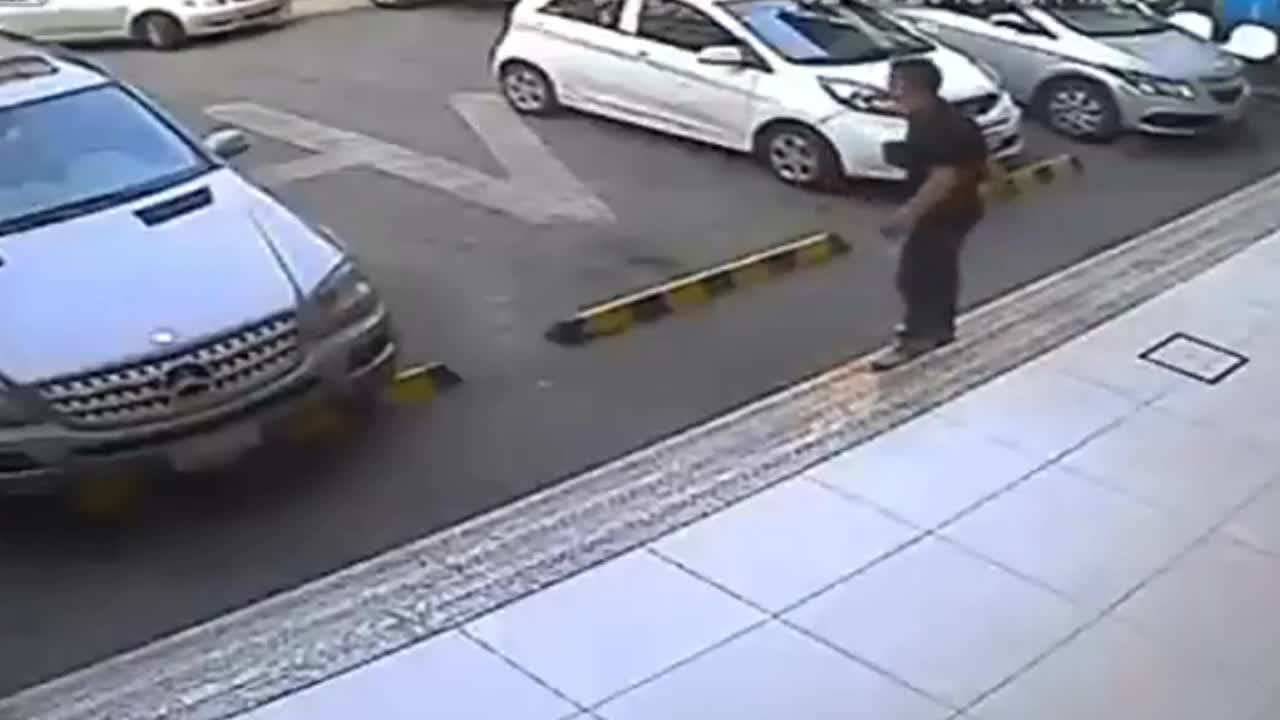 Mới- nóng - Clip: Đứng xi nhan cho tài xế, người đàn ông bị đâm gãy chân