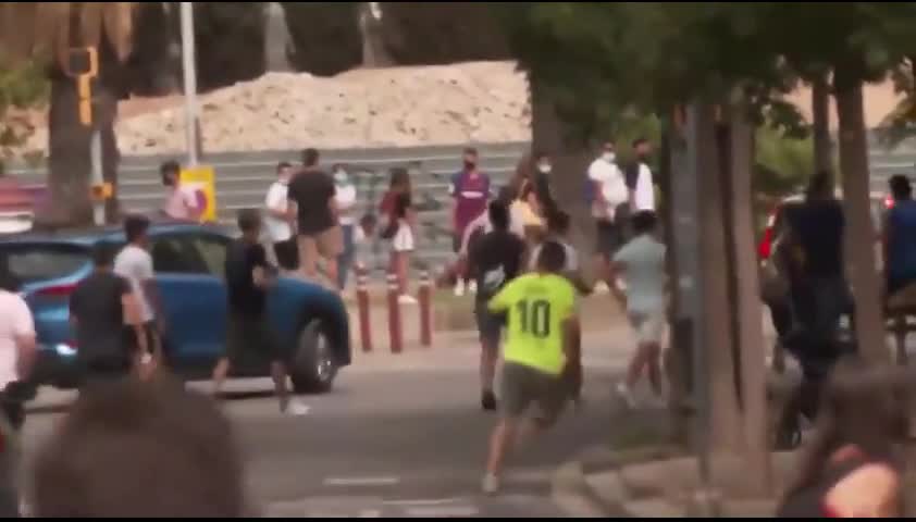 Giải trí - Clip: Cổ động viên Barcelona gào thét, chạy theo xe của Messi