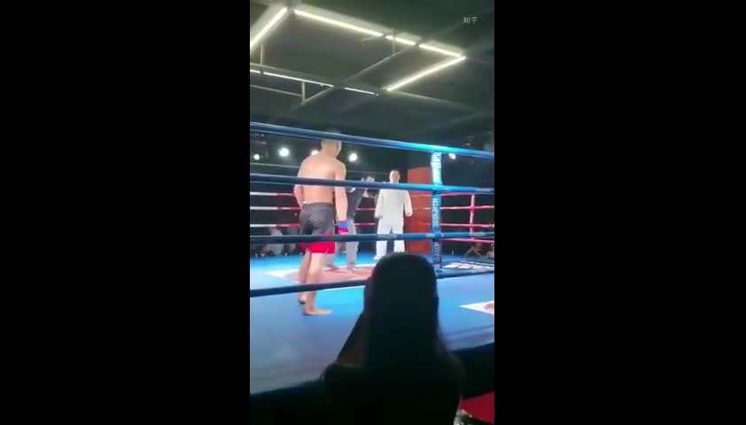 Giải trí - Clip: Võ sư 'truyền điện' bị võ sĩ MMA đánh bất tỉnh trên võ đài