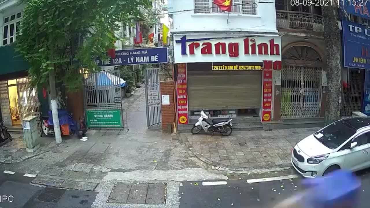 Mới- nóng - Clip: Hai thanh niên bẻ khóa, trộm xe máy cực nhanh trên phố Hà Nội