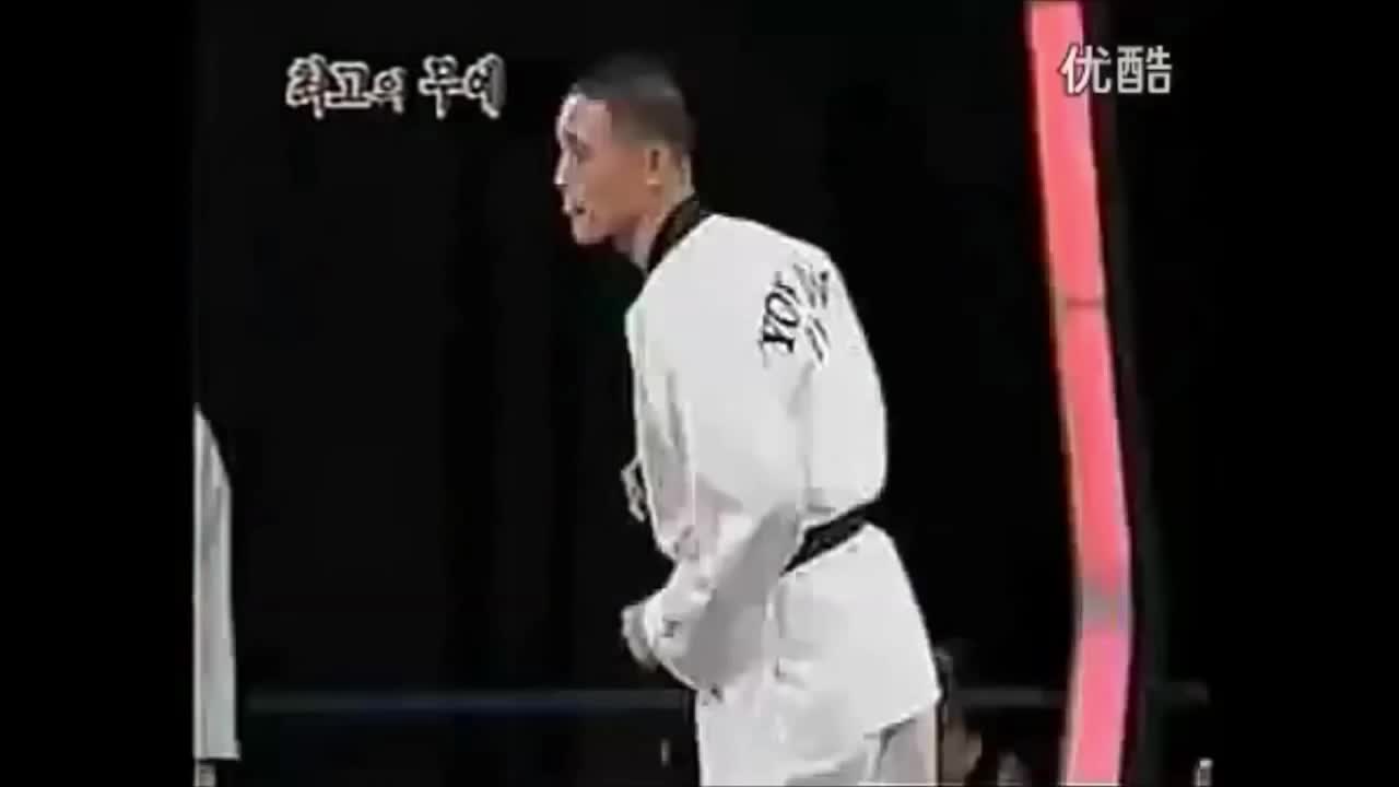Giải trí - Clip: Nhà sư Thiếu Lâm tỉ thí cao thủ Taekwondo và cái kết bất ngờ