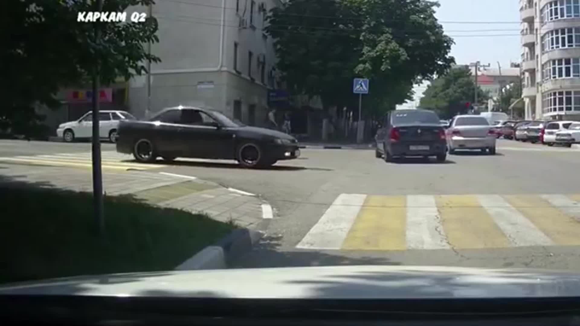 Mới- nóng - Clip: Bị bấm còi, cô gái lao vào đánh nữ tài xế ngay giữa phố