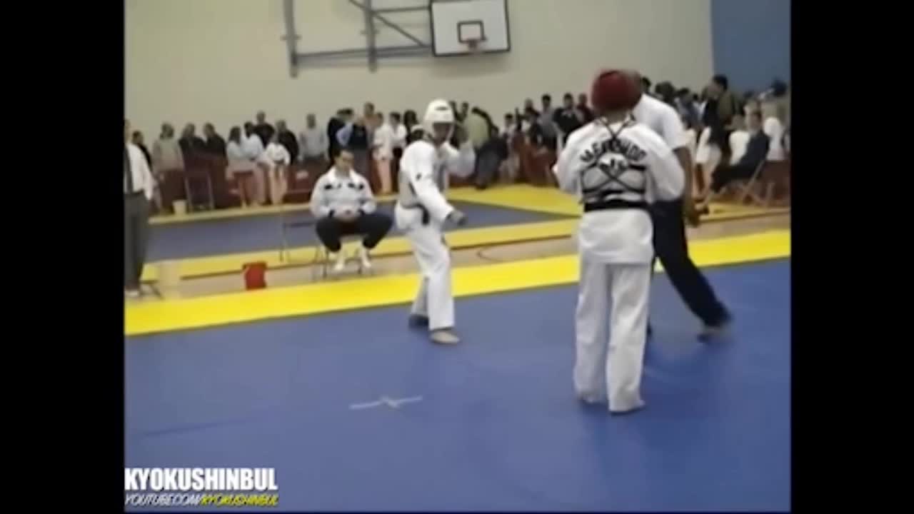 Giải trí - Clip: Cao thủ Thiếu Lâm tung 'vô ảnh cước' hạ gục võ sĩ Taekwondo
