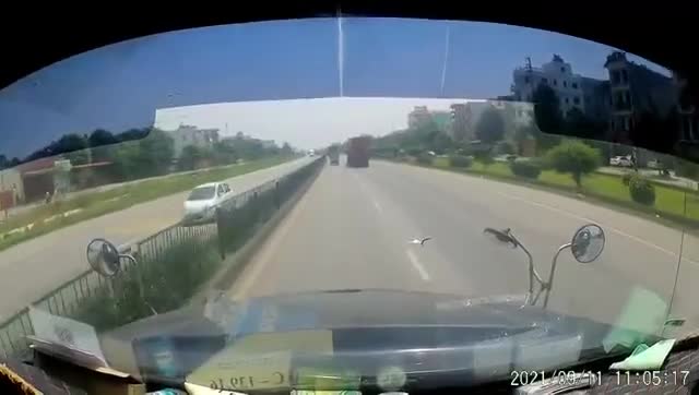 Mới- nóng - Clip: Thót tim khoảnh khắc xe máy mất lái ngã trước đầu xe container