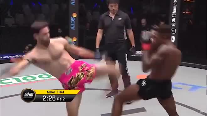 Giải trí - Clip: Phản đòn cực hiểm, võ sĩ Muay Thái khiến đối thủ nhập viện