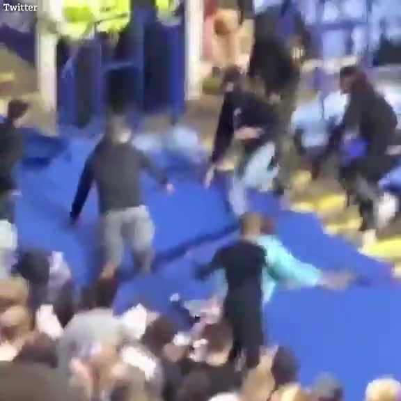 Văn hoá - Clip: Cổ động viên Leicester City và Napoli tấn công nhau dữ dội (Hình 3).
