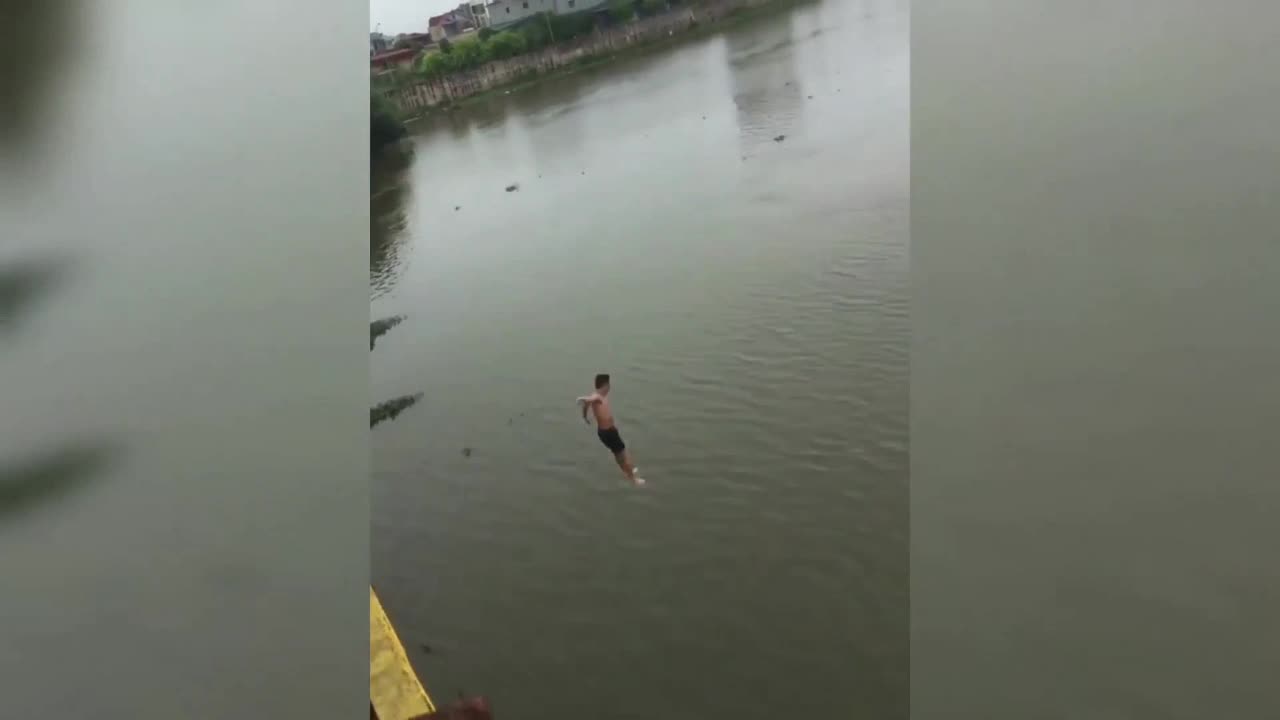 Mới- nóng - Clip: Thượng úy quân đội nhảy xuống sông cứu cô gái bị đuối nước