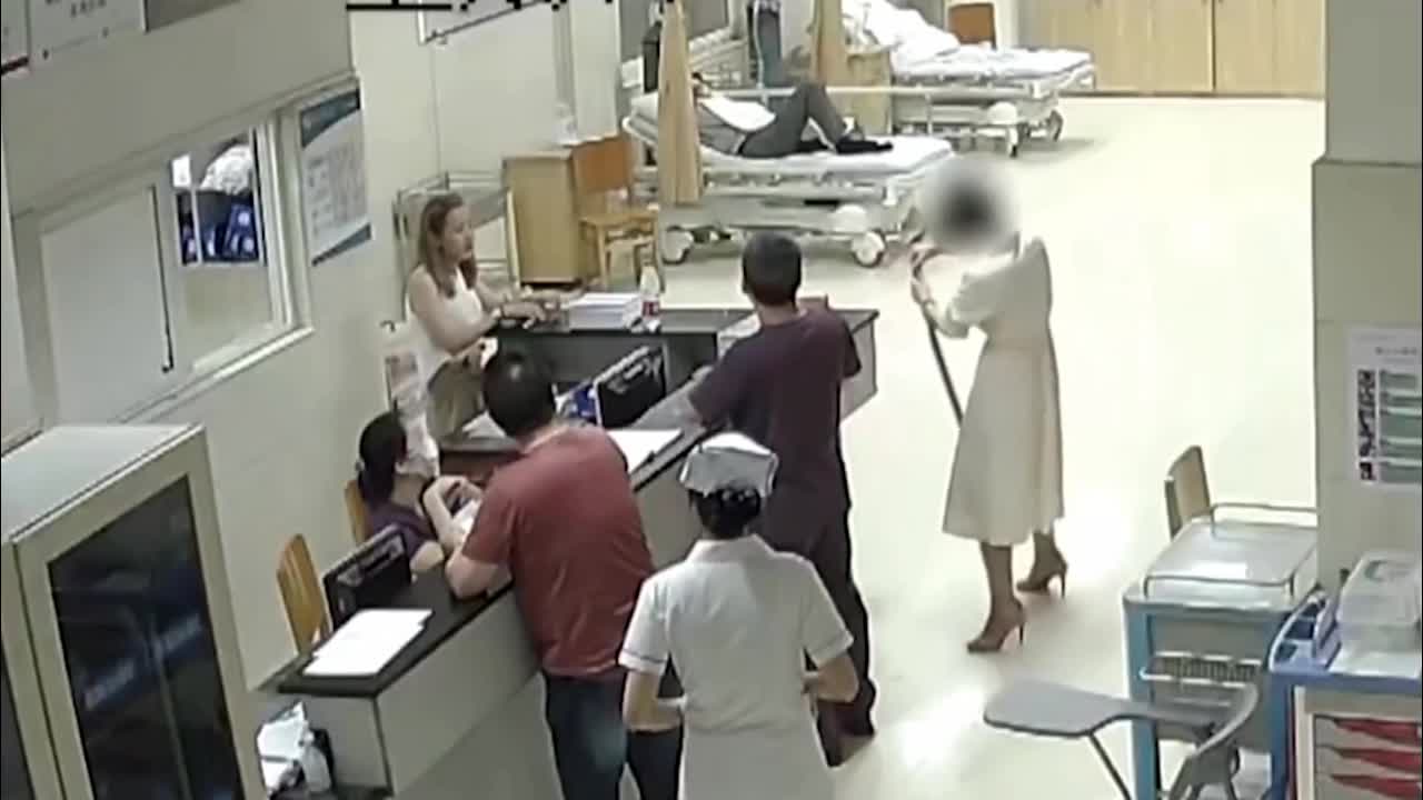 Mới- nóng - Clip: Bị rắn cắn, cô gái bắt 'thủ phạm' rồi mang thẳng tới bệnh viện