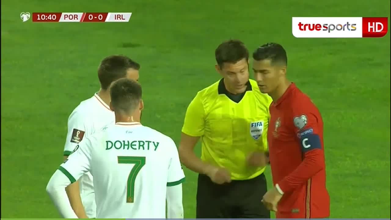 Giải trí - Clip: Bị gạt bóng khỏi chấm 11m, Ronaldo thẳng tay tát đối thủ