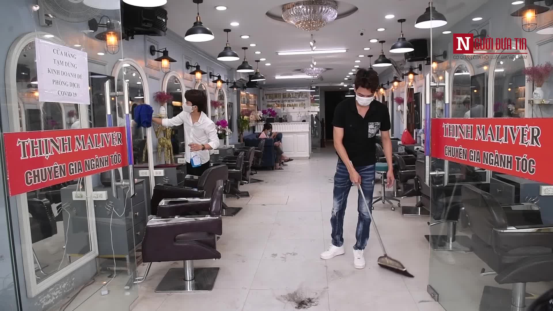 Dân sinh - Hà Nội: Cửa hàng cắt tóc phấn khởi mở cửa trở lại