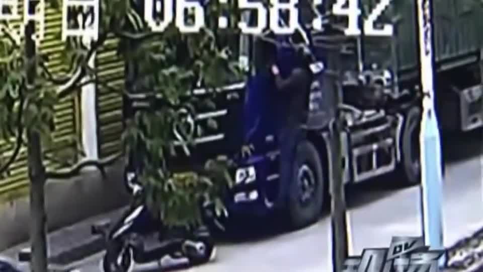 Mới- nóng - Clip: Tài xế xe tải tung cú đá kungfu, hạ gục tên trộm điện thoại